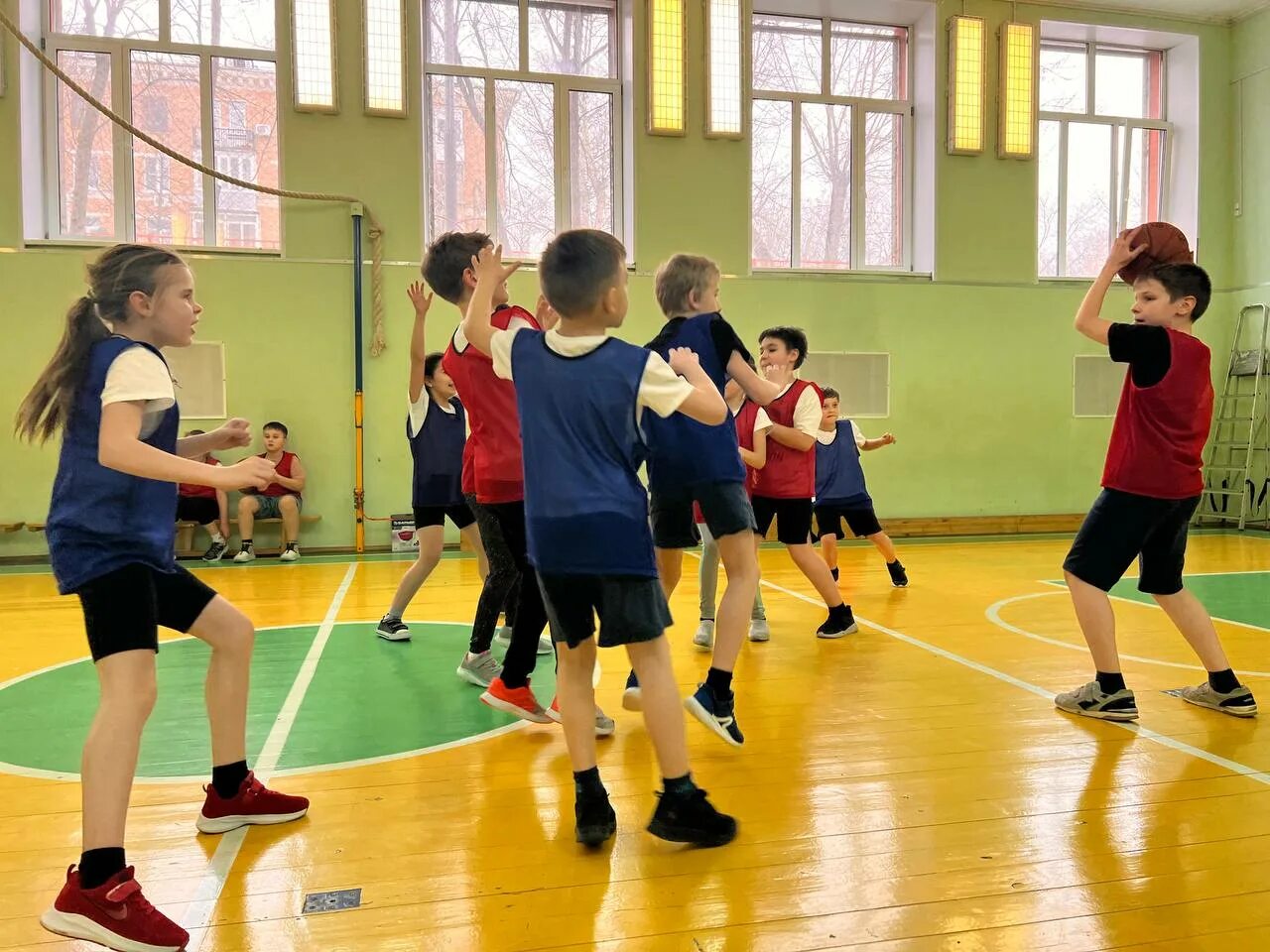 Баскетбол в школе. Физическая культура в школе. Физкультура игра в баскетбол. Учитель физкультуры.