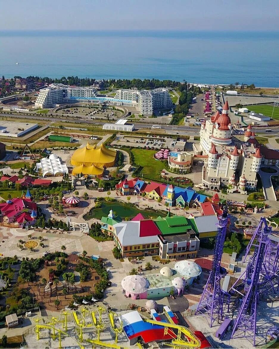 Адлер куда сходить с ребенком лет. Сочи парк диснейленд. парк аттракционов адлер олимпийский парк. парк развлечений сочи парк адлер. олимпийский парк адлер аттракционы.