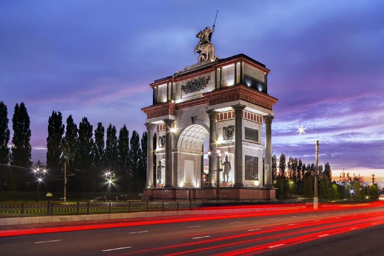 Город ниже курска. Триумфальная арка Курск ночью. Город Курск. Ночной Курск арка. Главная достопримечательность Курска.