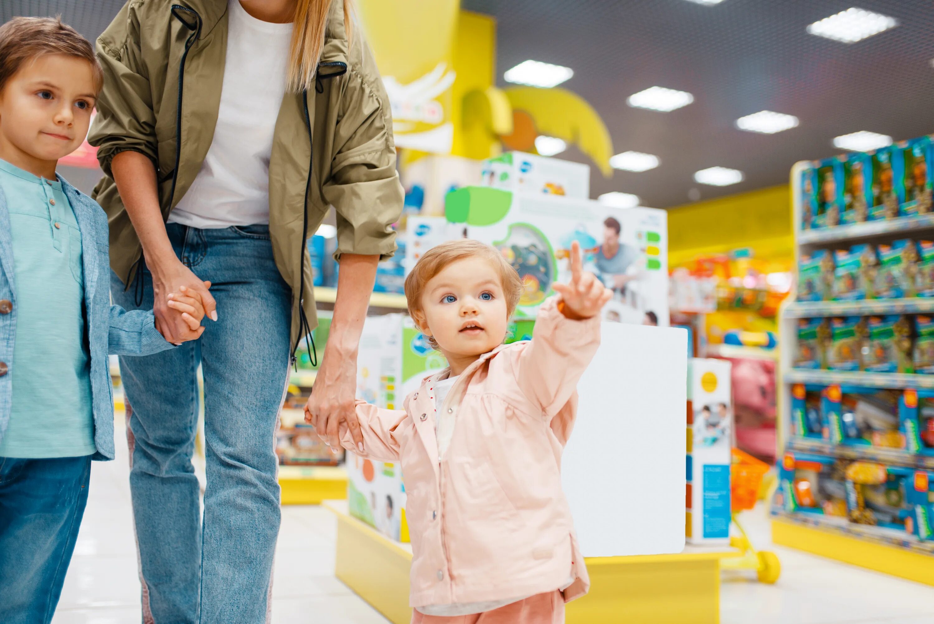 Пока мама на рынке. Kid in Kids Store. Девочка с мамой на базаре. Family Market.