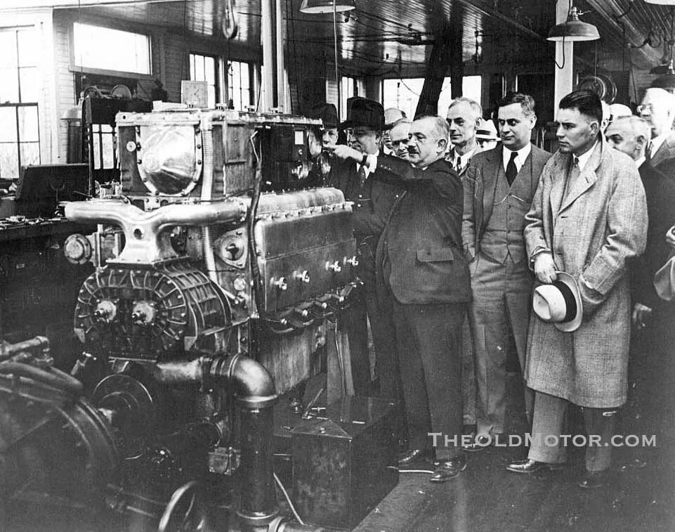 Старый дизельный двигатель. Старинные дизельные двигатели. Первый дизельный двигатель. Дизельный двигатель 20 век.