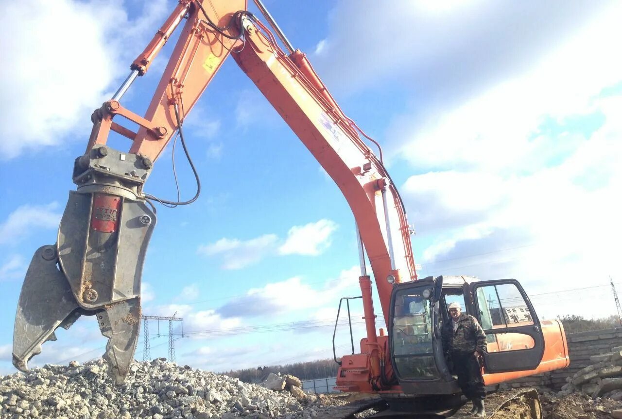 Hitachi zx330 крашер для экскаватора. Хитачи 330 экскаватор с крашером. Hitachi zx330 гидроножницы для экскаватора. Гусеничный экскаватор Хитачи 330 бетонолом крашер. Аренда гусеничного экскаватора с гидромолотом