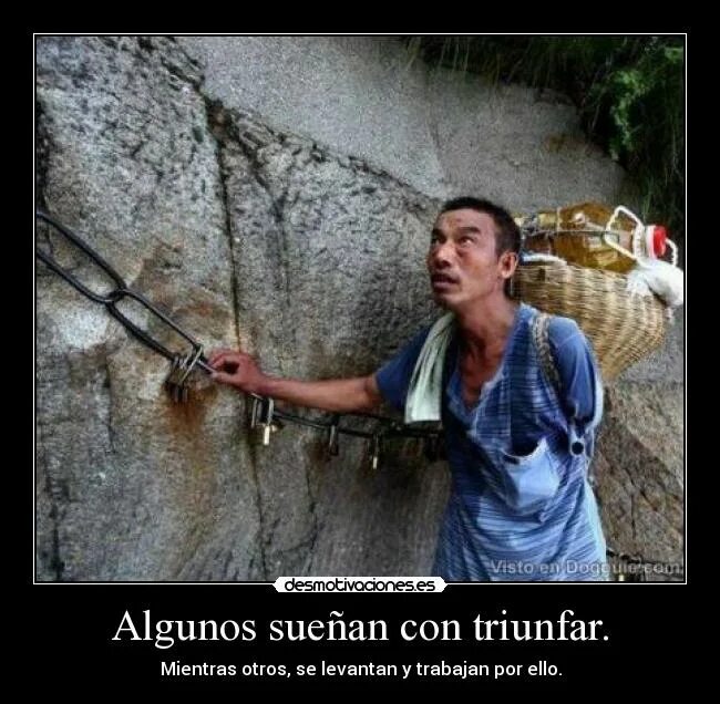 носильщик с чемоданами. непал шерпы. грузчики китайцы. носильщики на востоке. шерпы с грузом.