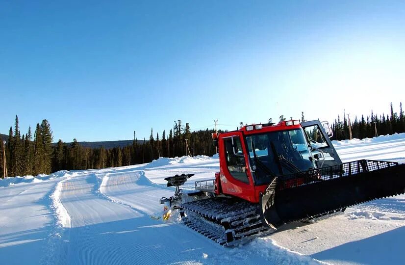 бульдозер лыжных трасс. бульдозер для лыжного склона. ратрак pisten bully. бульдозер для лыжного склона.