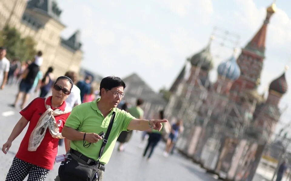 Иностранные туристы. Иностранные туристы в России. Иностранцы туристы. Туристы в Москве.