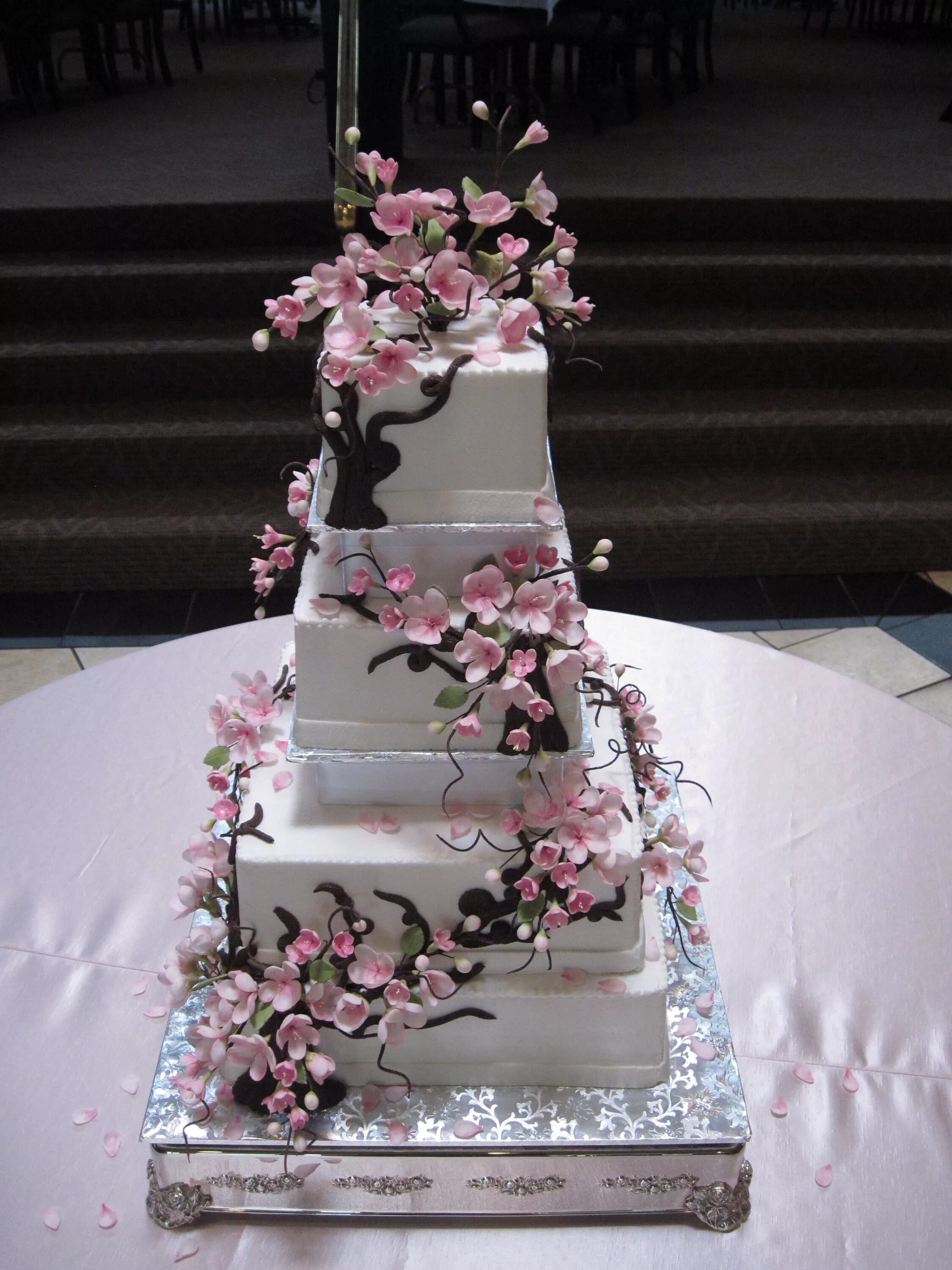 Торт сакура. Свадебный торт с сакурой. Свадебный торт в японском стиле. Квадратный свадебный торт.