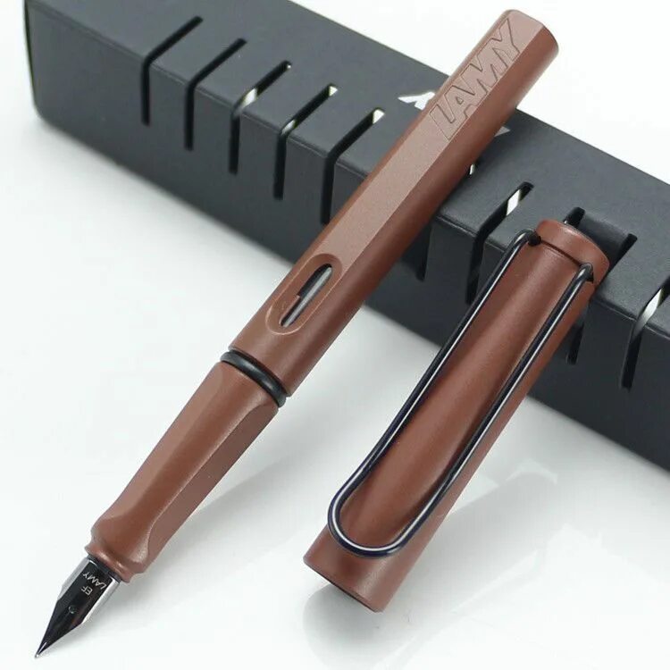 Lamy safari. Lamy Safari цвета. Lamy Safari Braun. Lamy Safari хаки. Подарочная ручка Lamy Brown Bear.