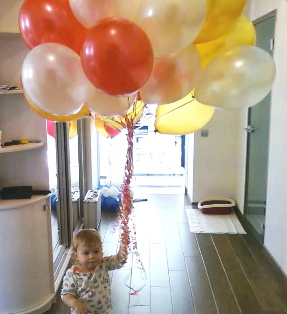 Гелевые шарики в домашних условиях. Дом с гелиевыми шарами. С днём рождения дом с шарами. Фото с шарами на день рождения дома. Дом с шарами подарок мальчику.