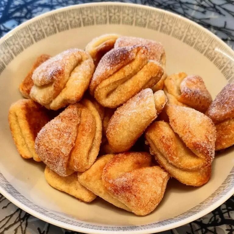 Печенье творожное пошаговое. Творожное печенье гусиные лапки. Творожное печенье поцелуйчики. Гусиные лапки печенье из творога. Печенье из творога в духовке.