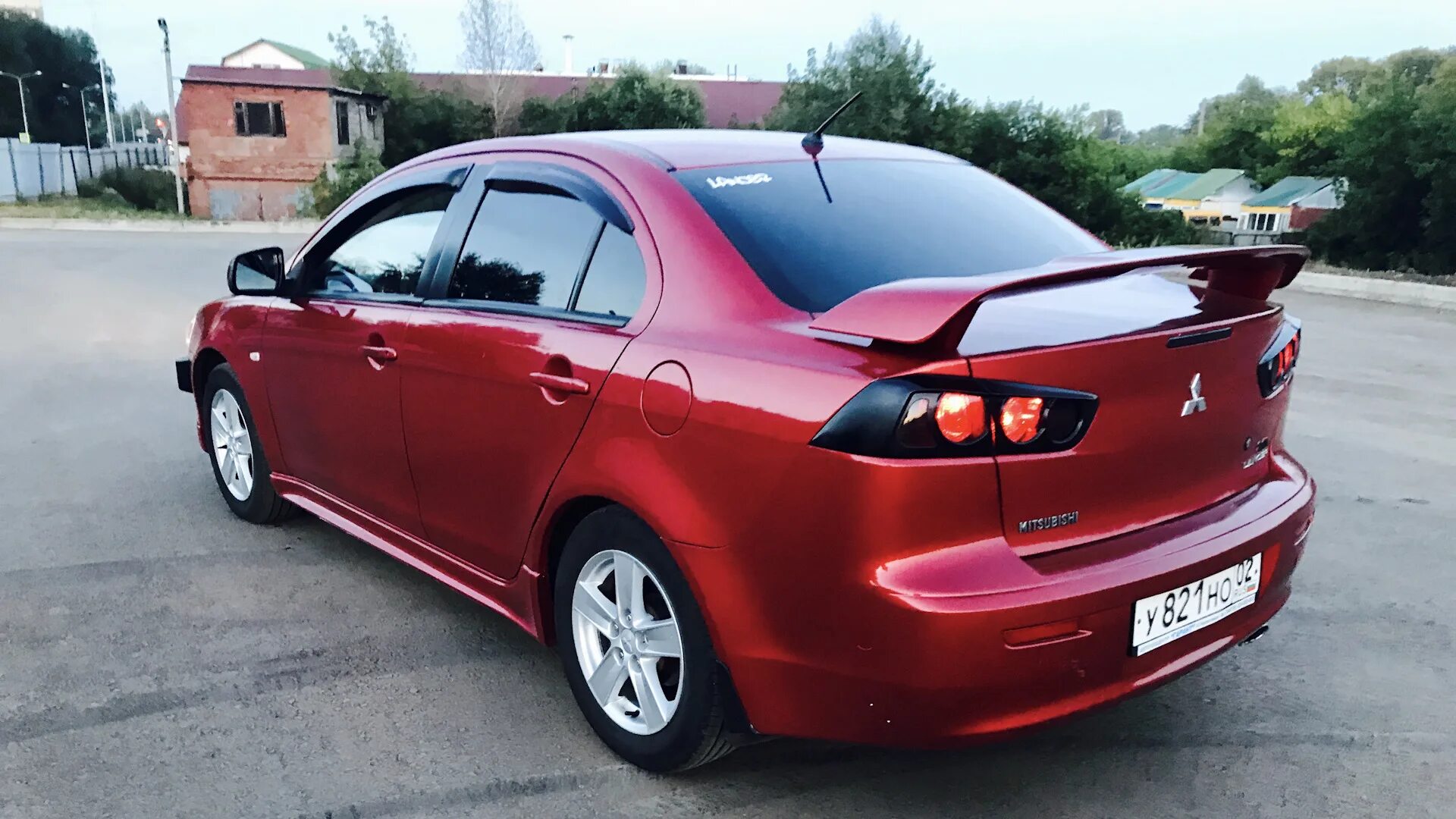 Купить mitsubishi lancer б у. Митсубиси Лансер 10 красный со спойлером. Лансер 10 2.0. Митсубиси Лансер 10 черный со спойлером. Спойлер Мицубиси Лансер 10.