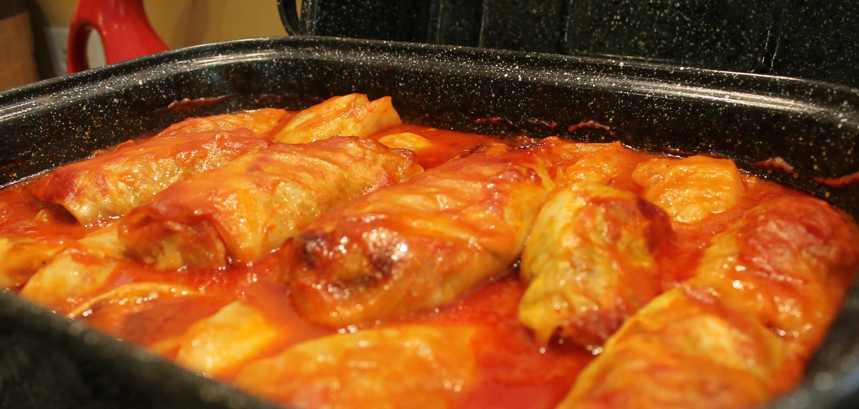 голубцы в духовке. голубцы в духовке в томатно-сметанном соусе. голубцы в сметанно-томатном соусе. ленивые голубцы с капустой в духовке в томатно-сметанном соусе. голубцы в духовке в томатно-сметанном соусе.