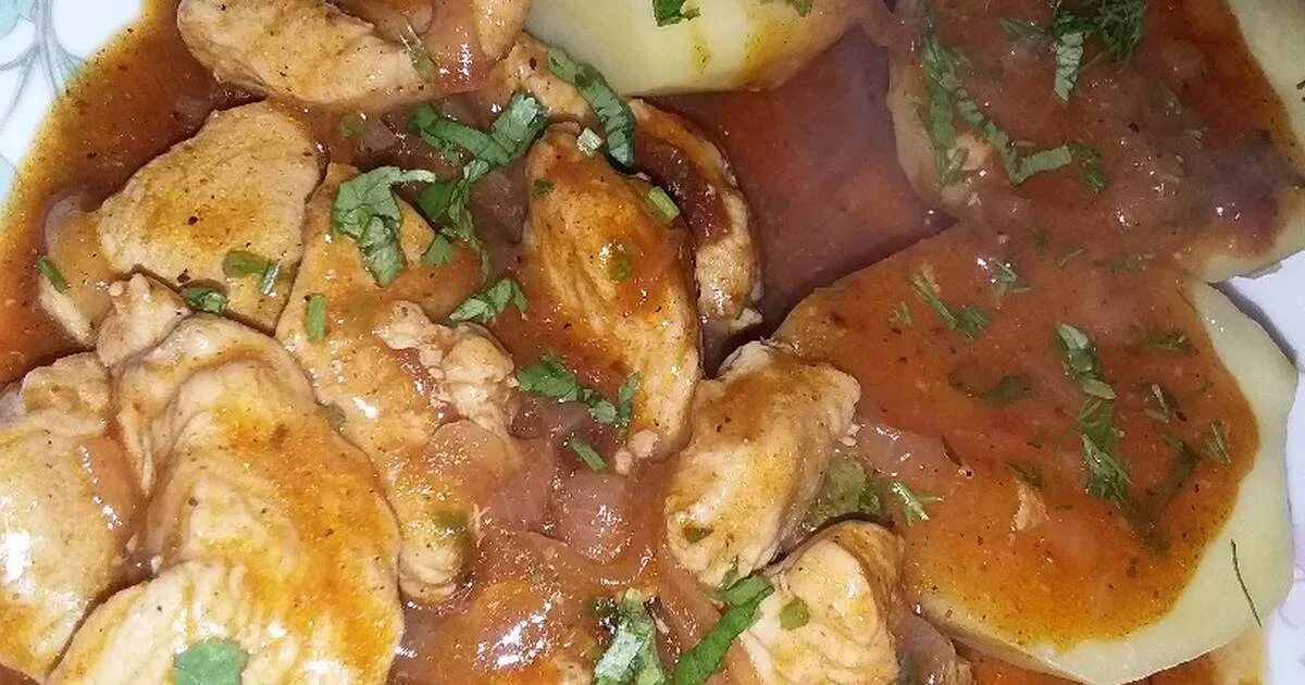 гуляш из индейки с подливкой. гуляш из индейки с подливкой на сковороде. гуляш из индейки с подливкой. филе индейки гуляш. тефтели из индейки в томатном соусе.