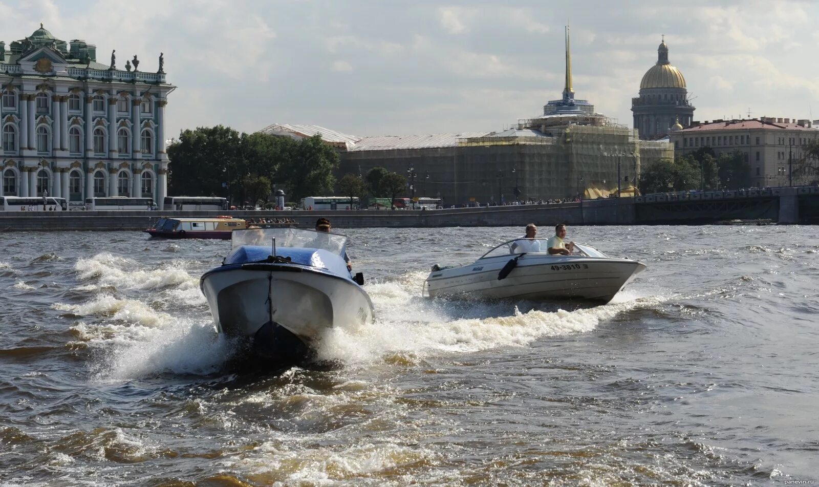 На реке неве на воде. Питер Нева катера. Нева Петербург катер. Прогулки на катере по Неве в Санкт-Петербурге. Прогулка на катере по Неве и каналам Санкт-Петербурга.