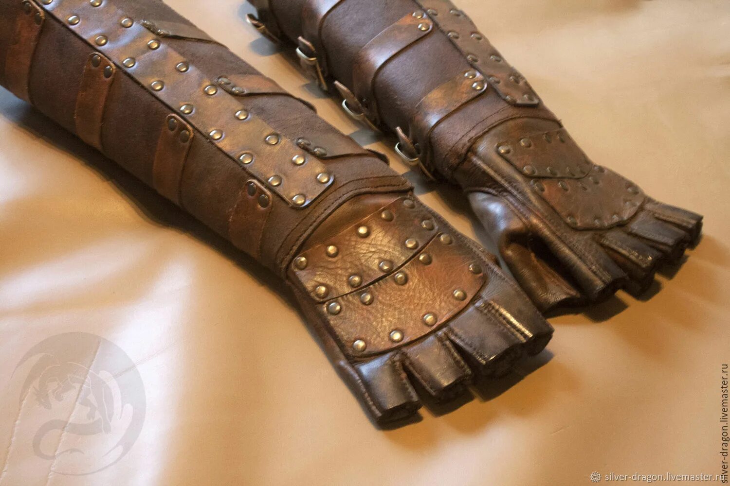 Наручи. Викинг перчатки наручи. Наручи русь 13 век. Поножи larp. Кожаные наручи броня.