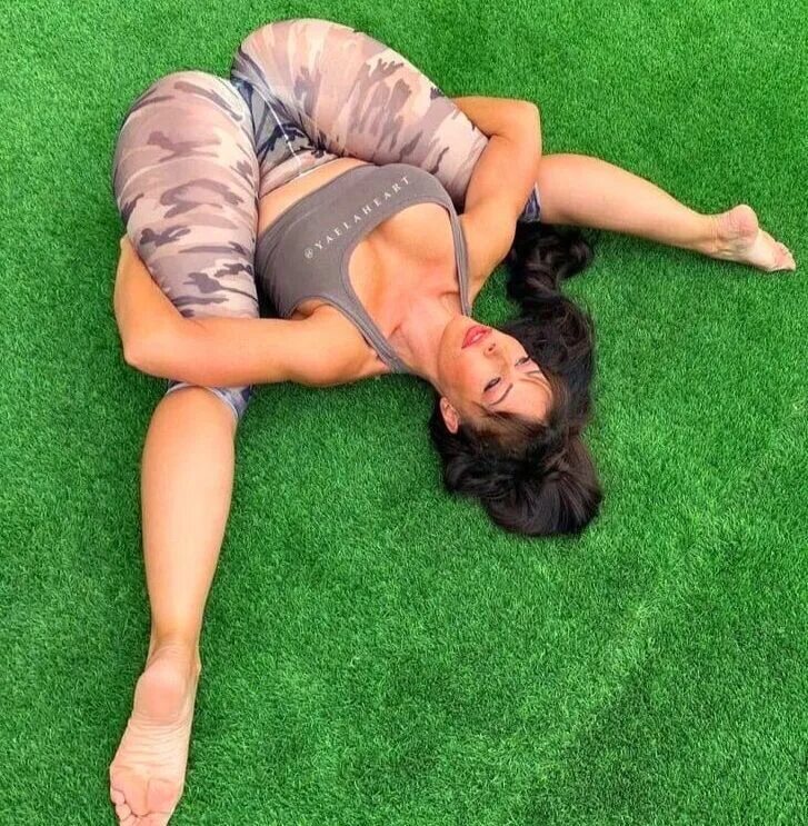 Интересные позы. Странные позы. Виктория кубышко модель плюс сайз. Dana falsetti. Женщина на четвереньках.