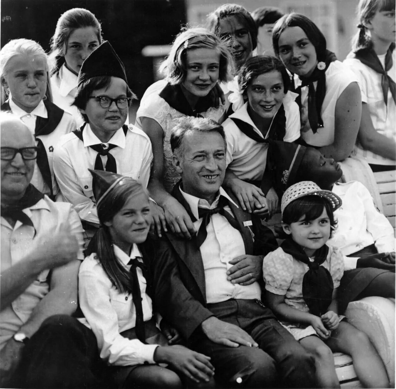 Ссср детство пионеры. Пионеры в школе ссср. Пионеры 1980 годов. Ссср свердловск пионерский лагерь. Иссык куль ссср пионерский лагерь.