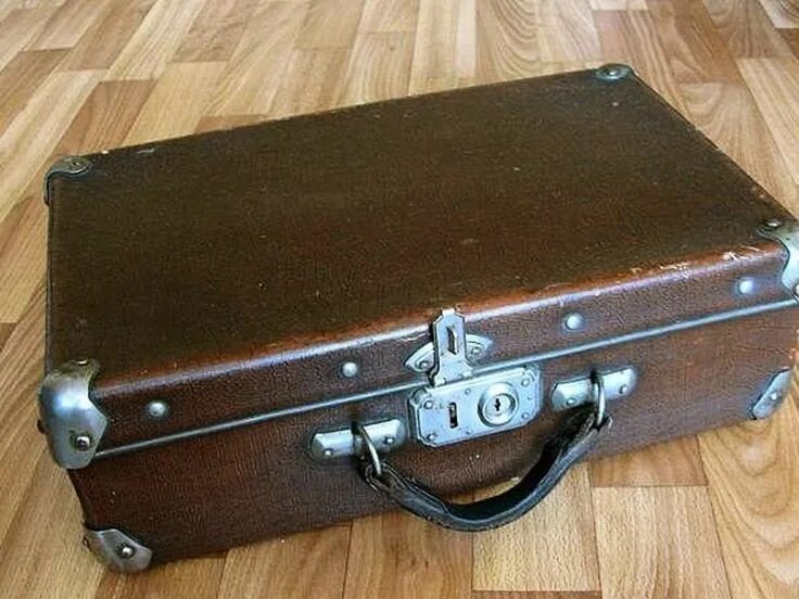 Чемодан раньше. Чемодан 80 60 50. чемодан старинный.