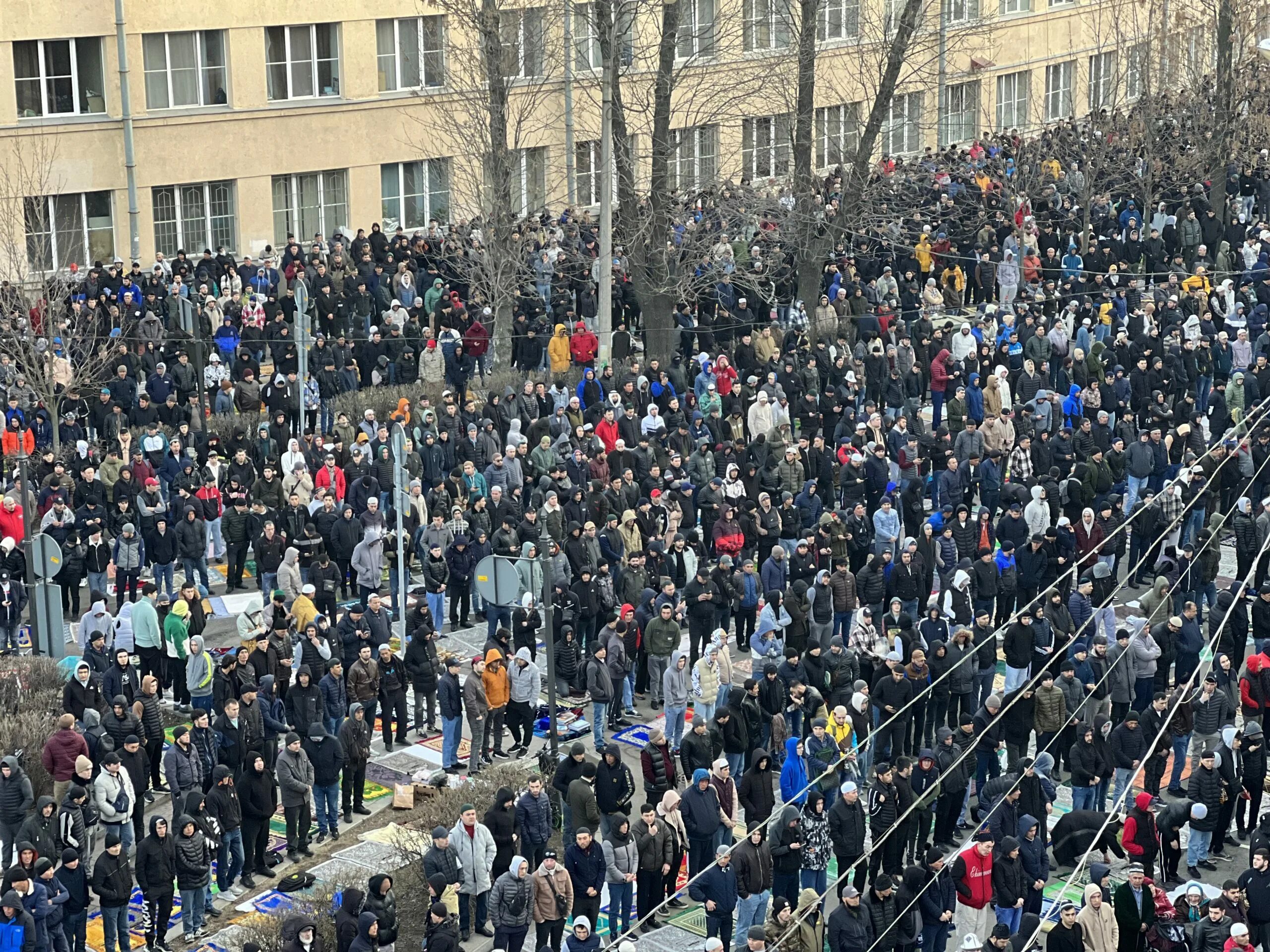 Ураза питер. Ураза байрам СПБ. Люди в городе. Ураза-байрам 2023 Горьковская. Ураза байрам Горьковская.