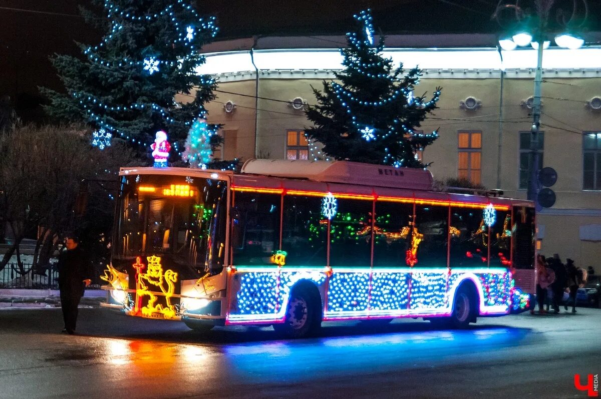 Новогодний автобус. Автобус новый год. Новогодний троллейбус. Новогоднее украшение автобуса.