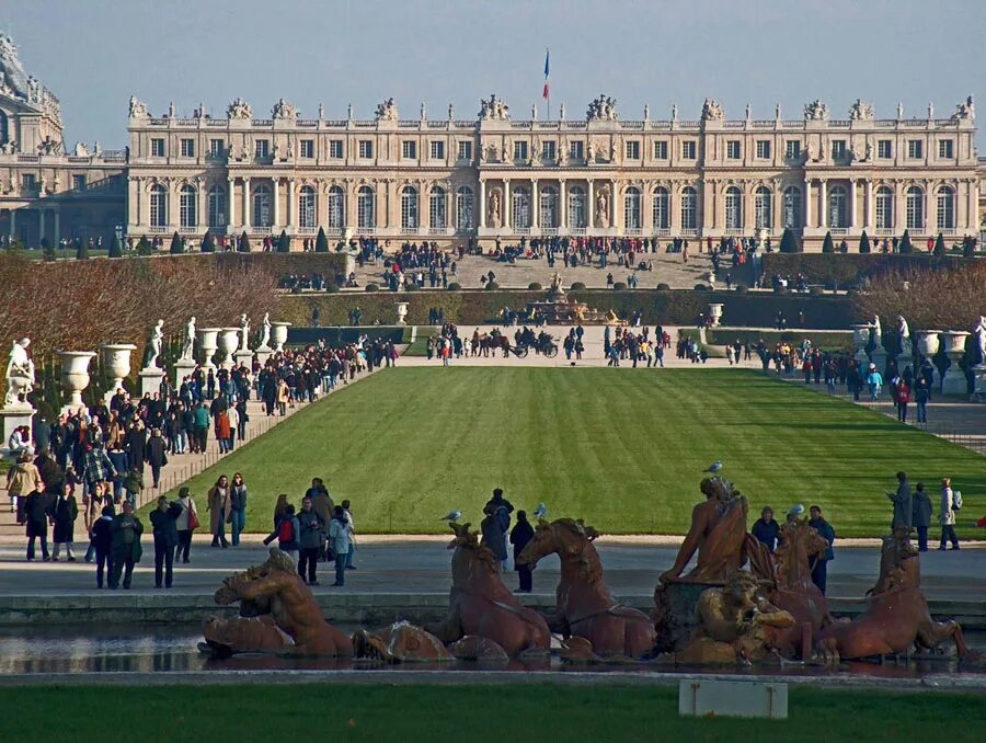 Chateau versailles. Версаль дворец Франция. Версаль Париж Версальский дворец. Версаль Франция Королевский двор. Королевская резиденция Версаль.