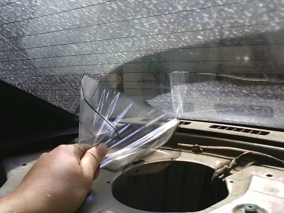 Тонировка стекол автомобиля быстро снять. Демонтаж пленки со стекол. Снятие тонировки. Демонтаж тонировочной пленки. Тонировка со снятием стекла.