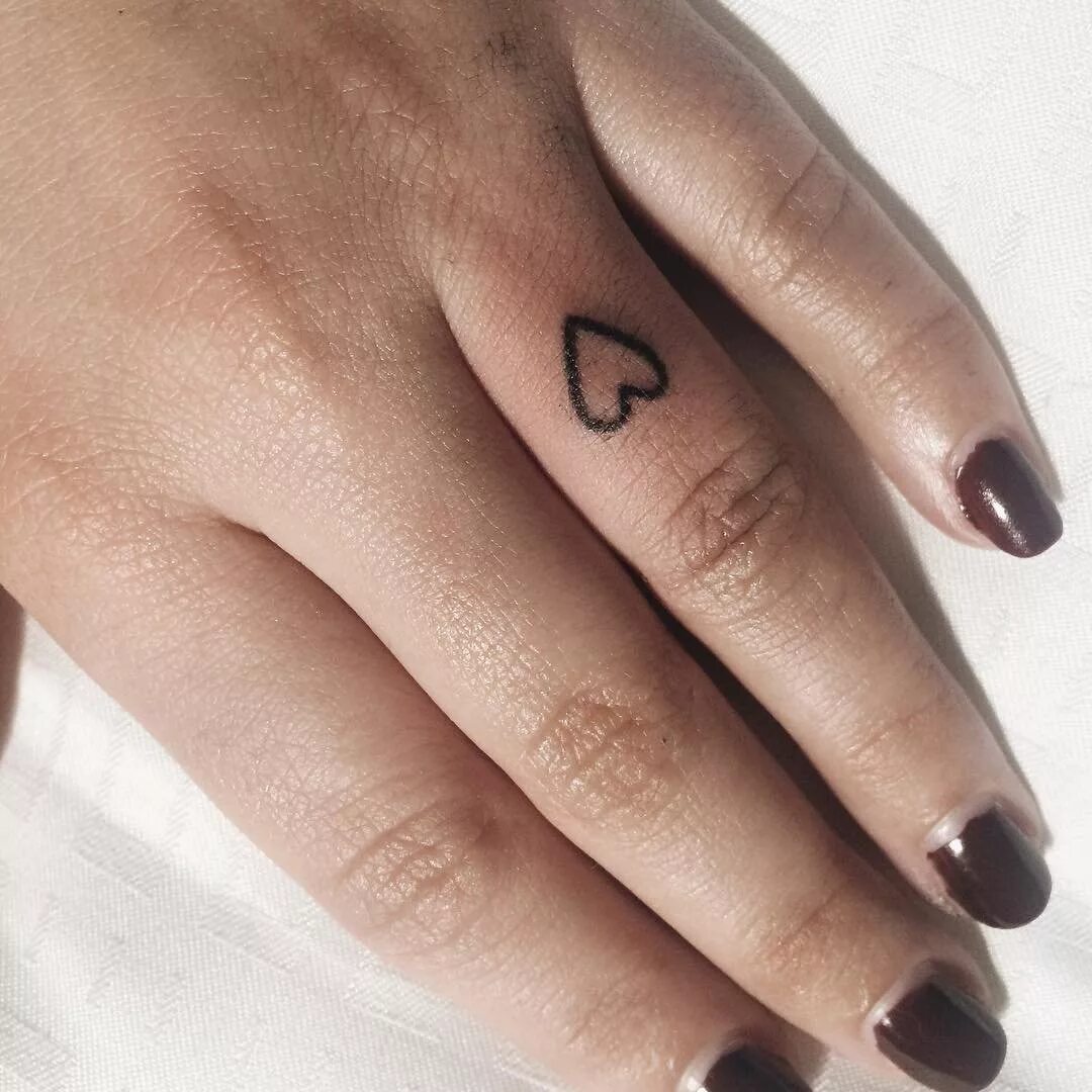 тату маленькое сердечко на пальце. сердечко на безымянном пальце. тату сердечко на пальце. сердечко на безымянном пальце. сердечко пальцами.