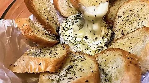 Сыр бри с чесноком и черри