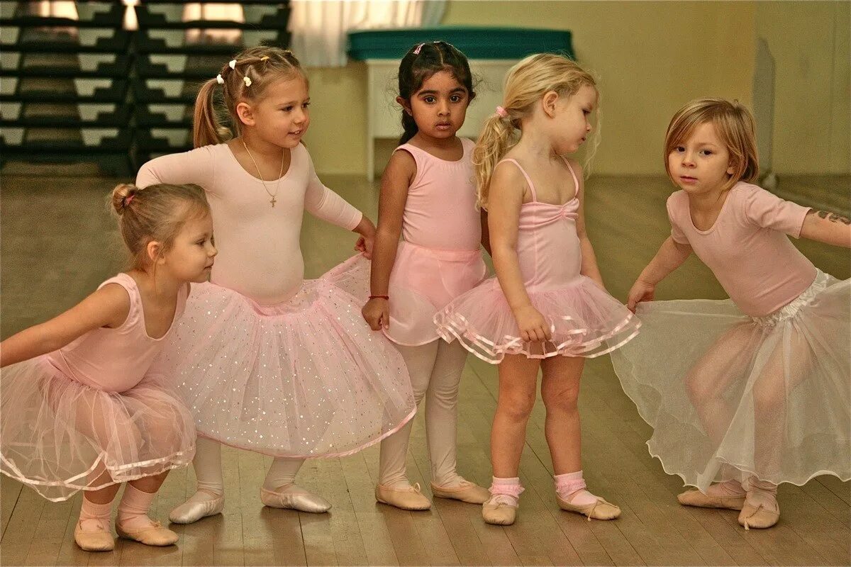 Танцы для девочек. Маленькие танцоры. Танцы маленьких девочек. Хореография для детей. Веселую танцевальную для малышей