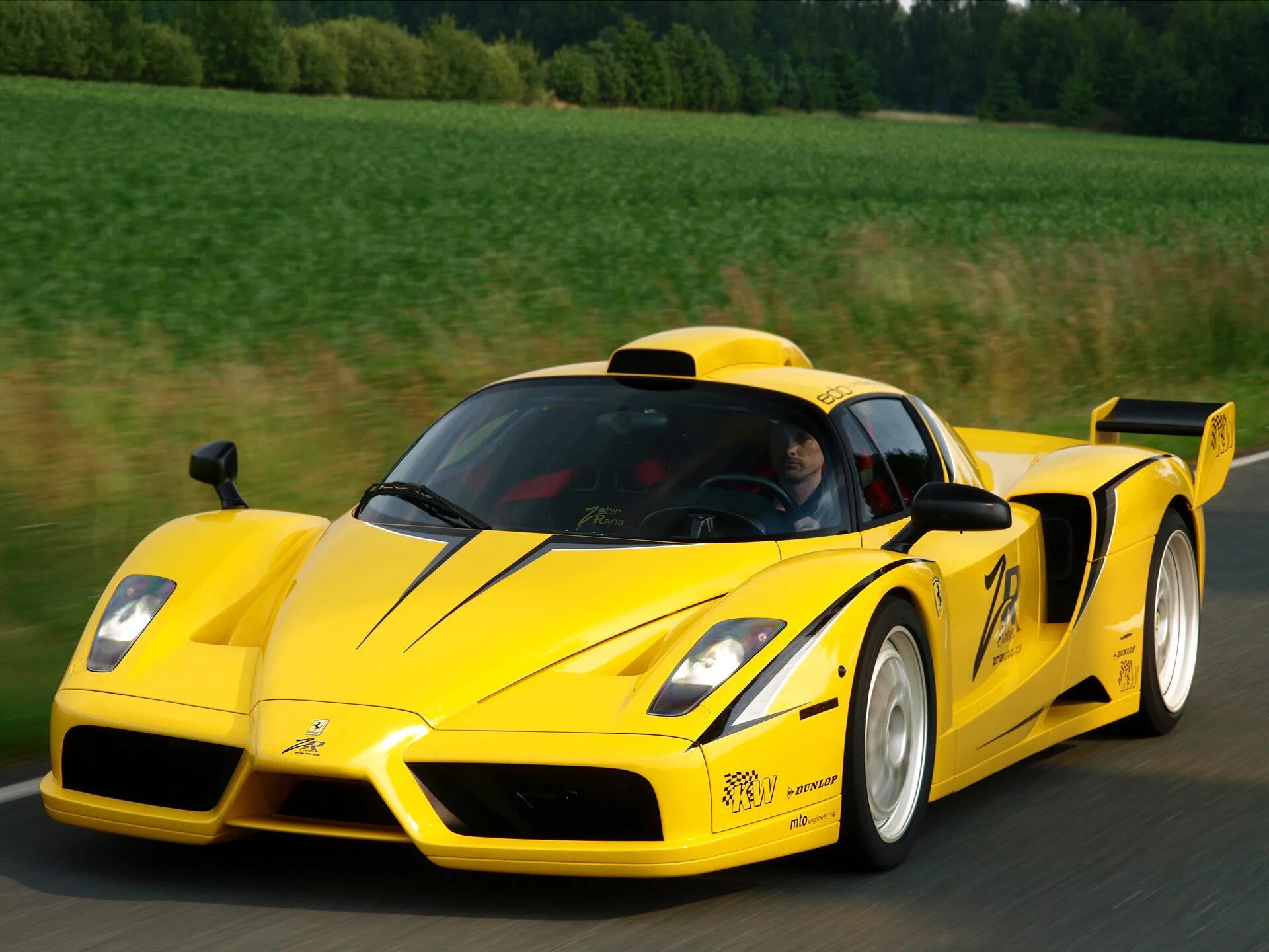 Сайт про автомобили. Феррари Энцо машина. Ferrari Enzo 2022. Ferrari Enzo Yellow. Ferrari Enzo желтая.