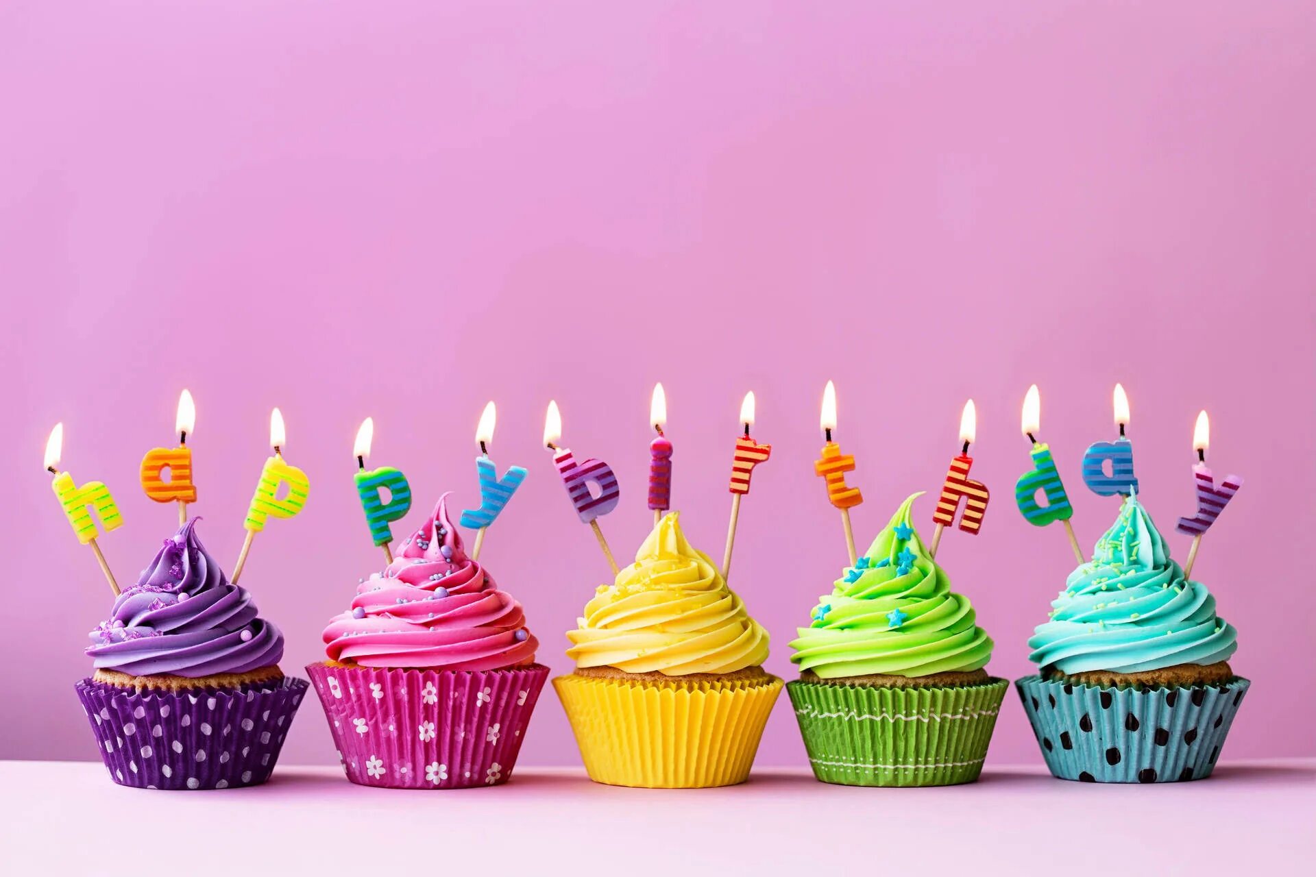 Birthday. С днем рождения. Пирожное на день рождения. Кексики на день рождения. Пирожное со свечкой.