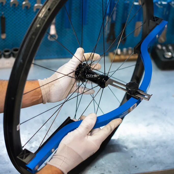 Станок для спицовки park tool. Приспособления для велосипеда. Правка колеса велосипеда. Стенд для правки колес велосипеда. Стойка для правки велосипедных колес.