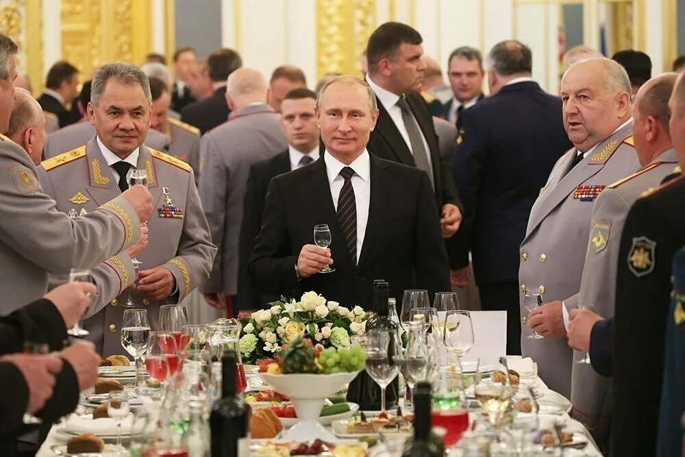 Торжестве н нн ый прием. Торжественный прием. застолье в кремле. торжественный обед в кремле.