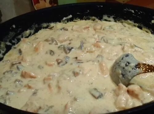 Шампиньоны в сливочном соусе. Курица в сливочном соусе на сковородке. Грудка в сливочном соусе. Филе курицы в сметанном соусе на сковороде. Куриная грудка в сливочном соусе.