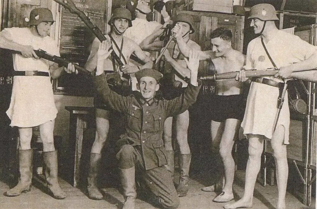 Вторая мировая пипл. Веселые немецкие солдаты. Немецкие солдаты веселятся второй мировой. Военные преступники второй мировой.