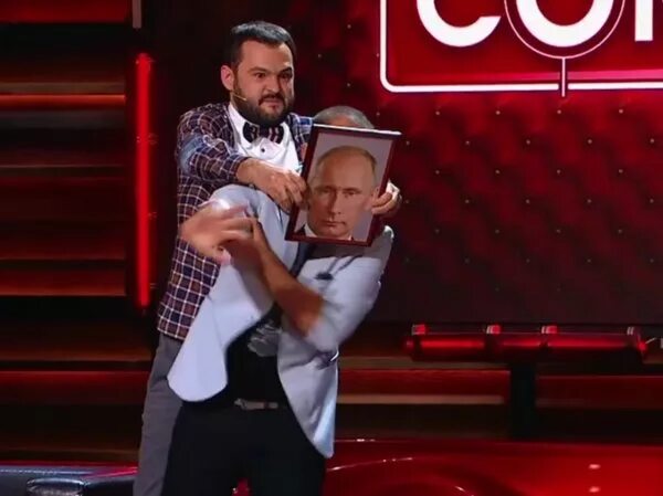 Комик демис карибидис. Comedy Club 2020 демис карибидис.