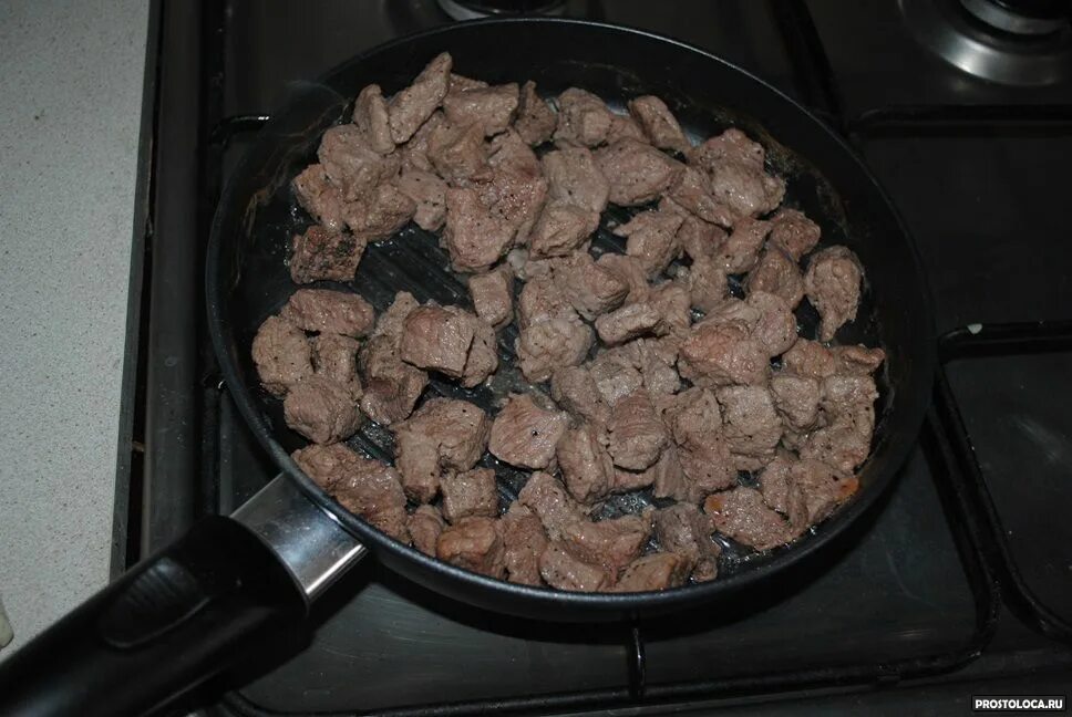 Тушить говядину чтобы была мягкая. Тушить говядину в духовке волокна. Сколько тушат говодяну. Сколько тушить говядину на сковороде до мягкости.