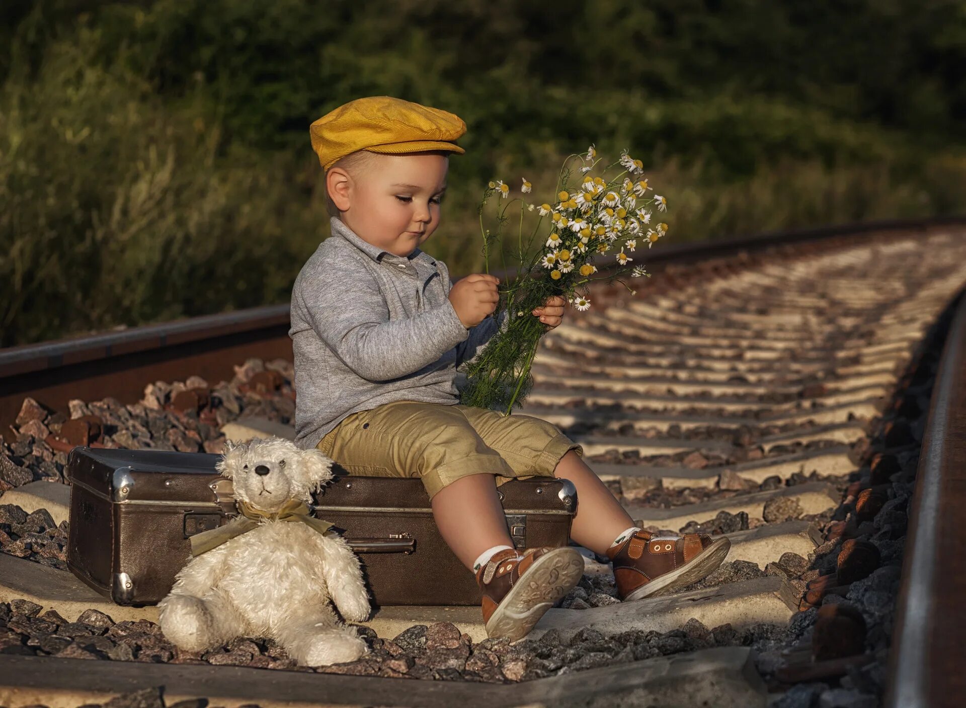 Железная дорога для детей. Фотосессия на рельсах. Фотосессия на железной дороге. Фотосессия детей и железной дороге.