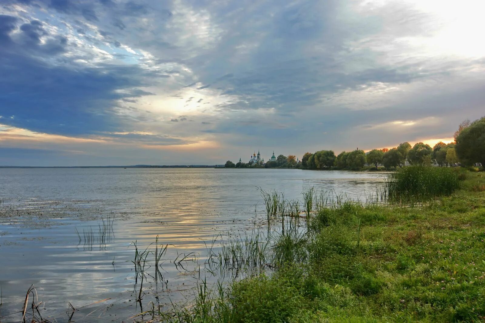 Озеро Неро Ростов. Озеро Неро Ярославская область. Река Неро в Ростове. Ростов Великий озеро.