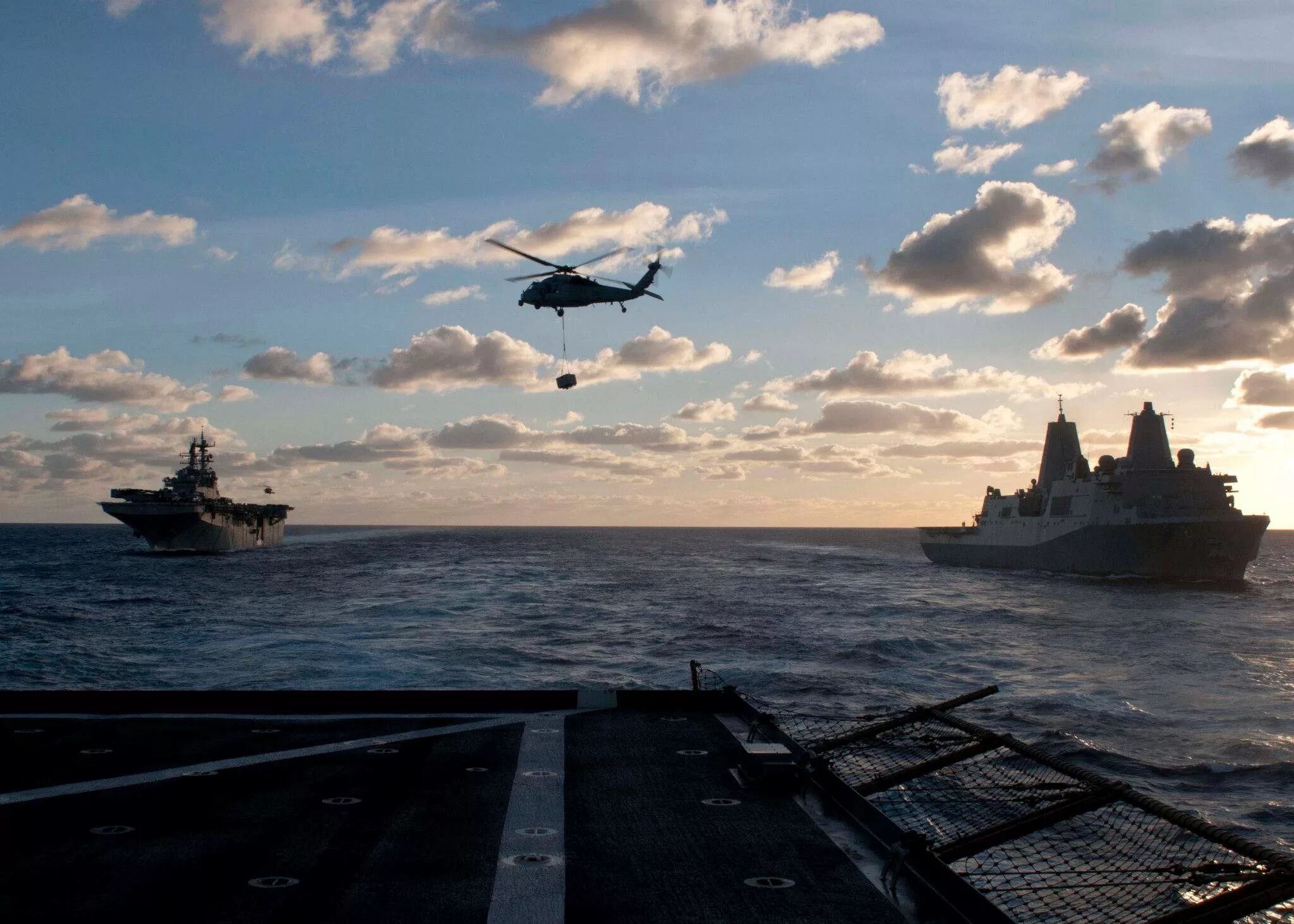 Палуба военного корабля. Военный корабль в море. Корабли и самолеты. Море с палубы военного корабля.