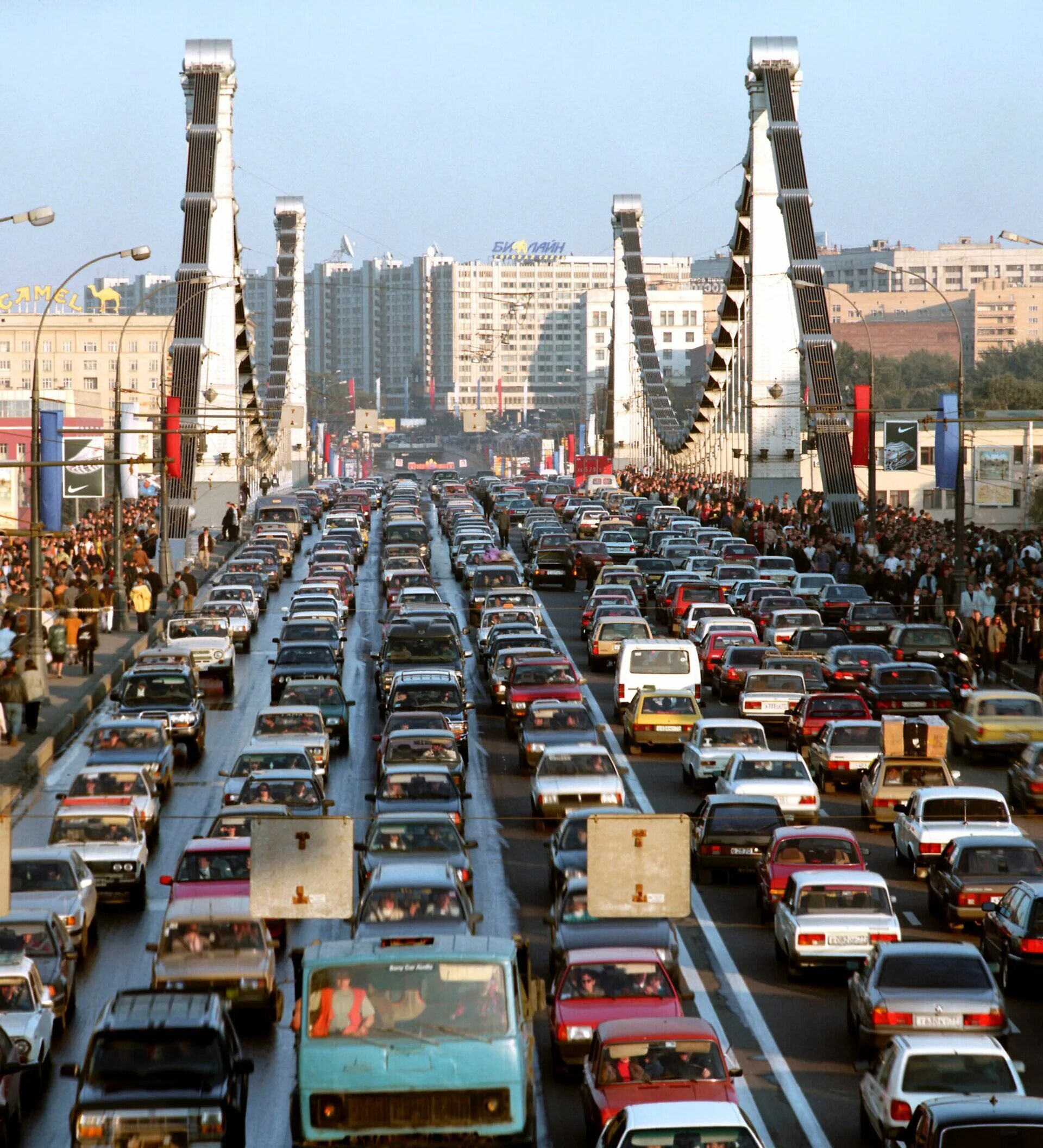 Час пик на дорогах. Москва 1997 год. МКАД 1997 год. Пробки в Москве. Автомобильные пробки СССР.