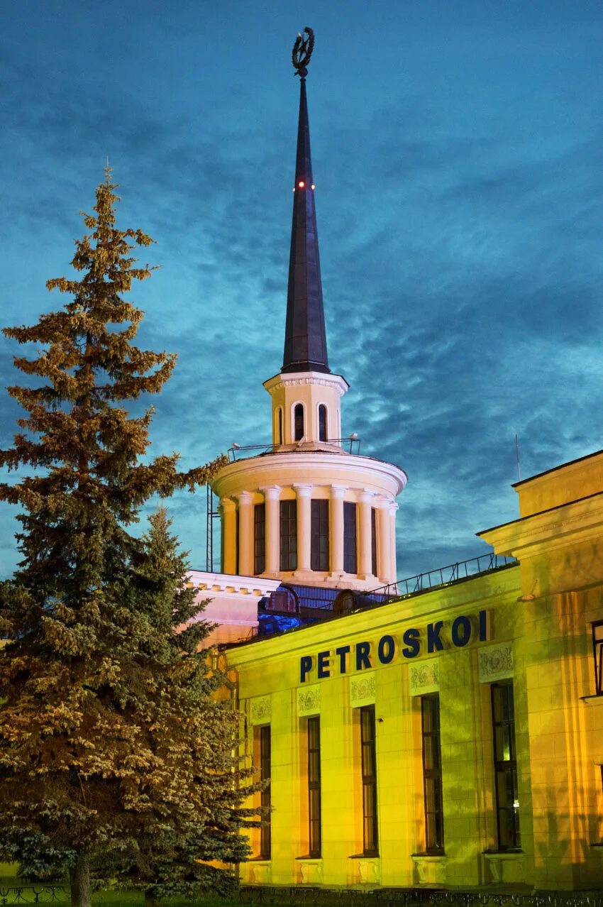 Площадь гагарина петрозаводск. Петрозаводск вокзал площадь гагарина. площадь гагарина 3 петрозаводск. подсветка зданий петрозаводск.
