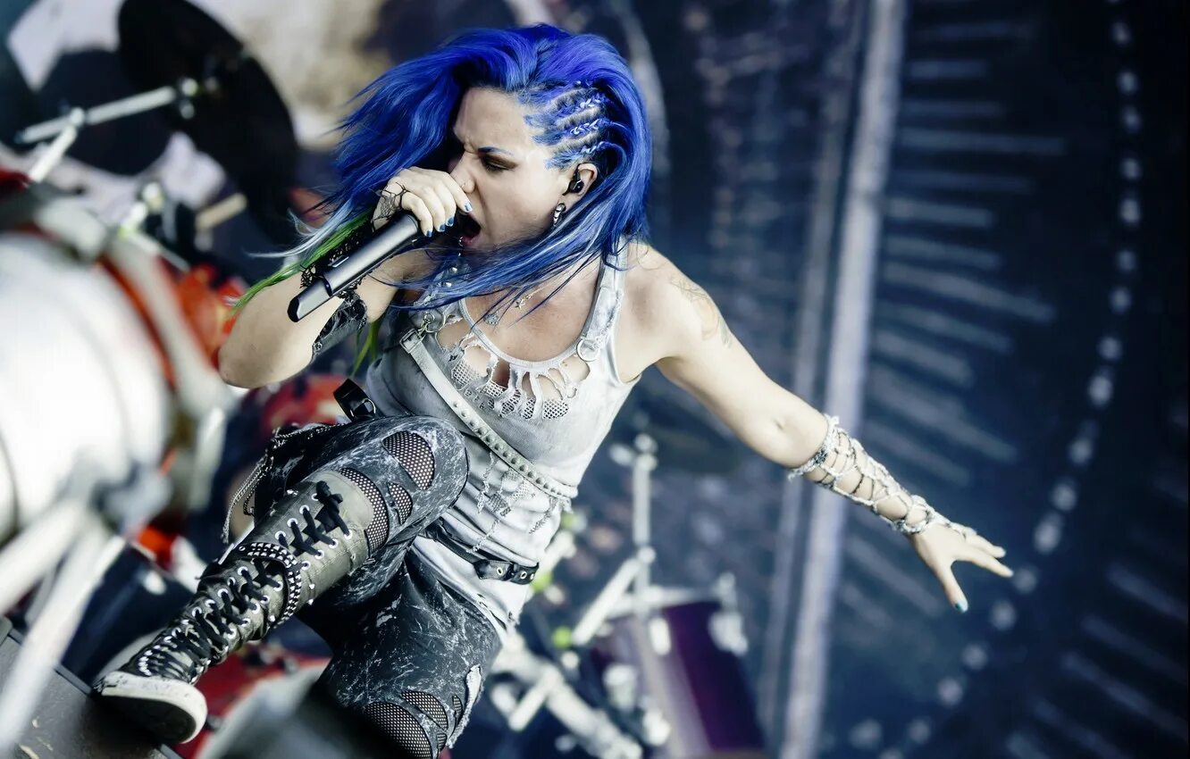 Группа Arch Enemy солистка. Alissa White-Gluz. Arch Enemy Алисса Уайт-глаз. Arch Enemy вокалистка Алиса.