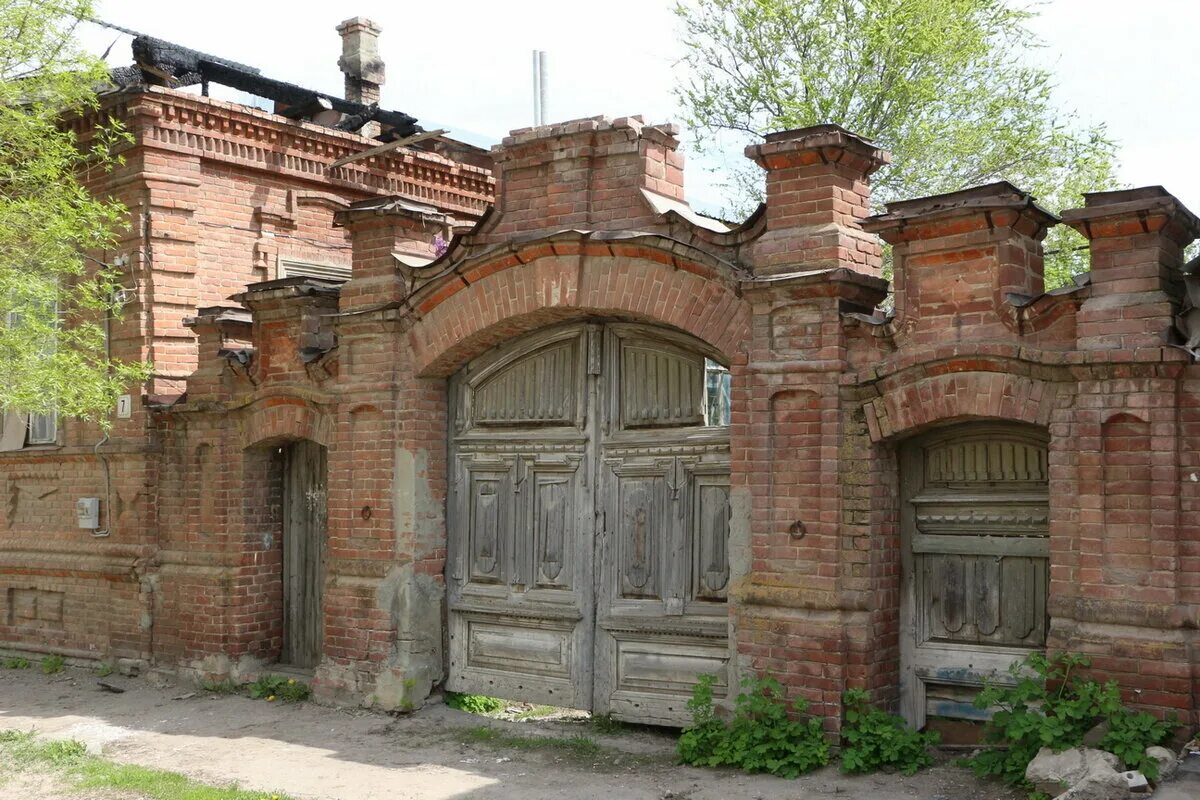 ковальчук деревянное зодчество ворота. старые деревянные ворота. купцы ворота. памятники архитектуры 18 века в энгельсе. дом дворец пионеров астрахань.