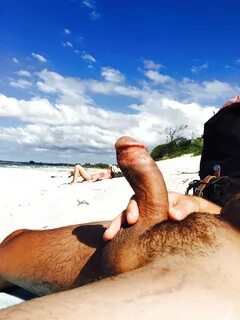 релая туристка в очках на нудистском пляже бесплатно дрочит член незнакомца...