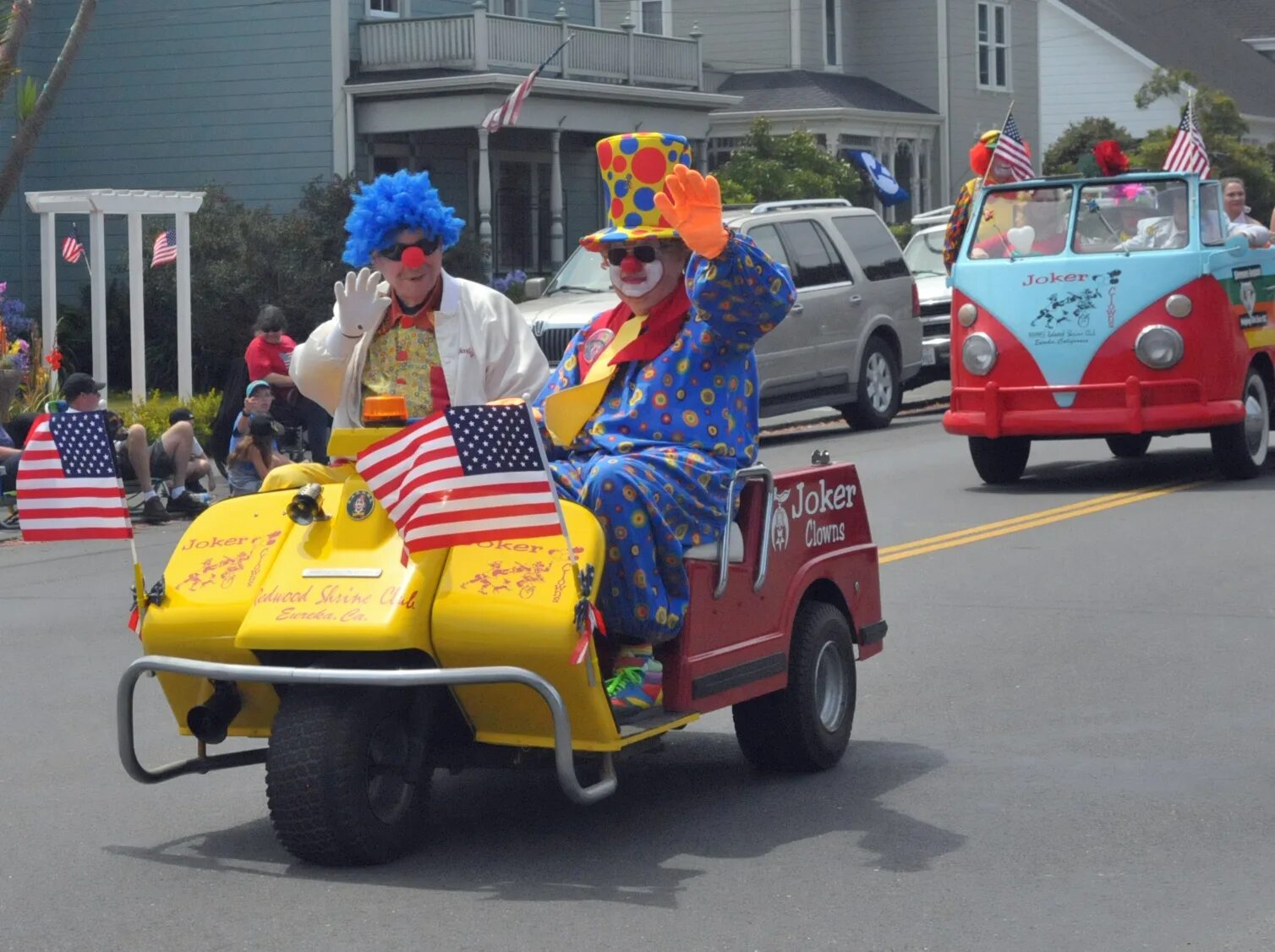Автобус клоунов. Клоун кар. Парад клоунов. Машина «клоун». Клоуны на дорогах.