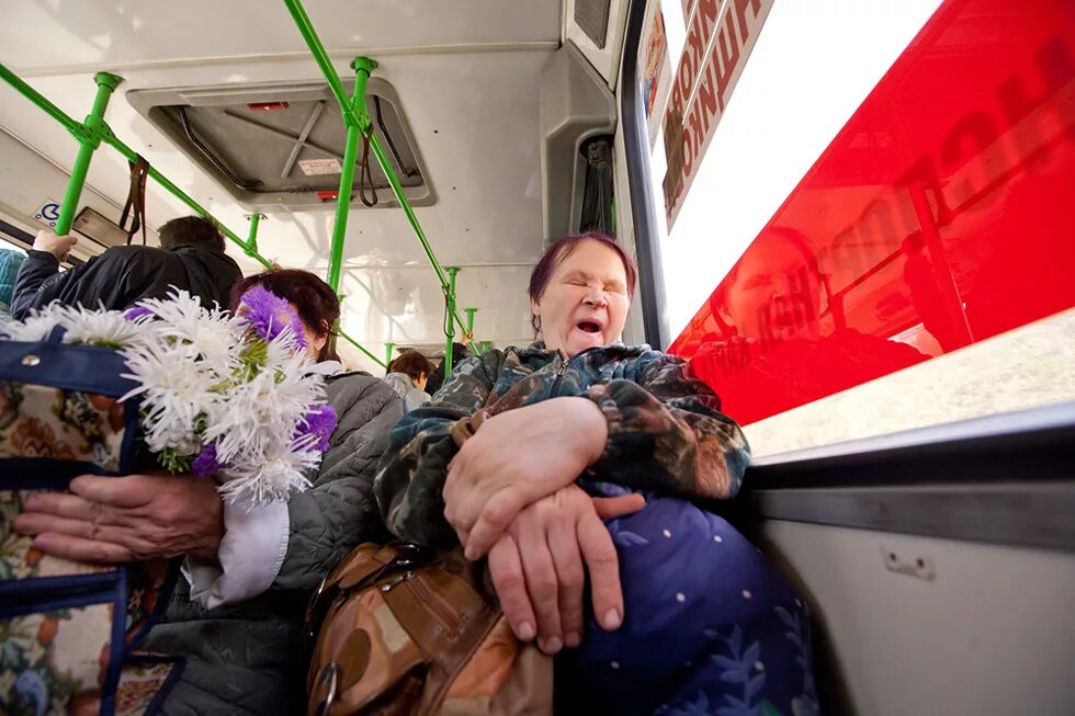 Дачники в автобусе. Авто дачника. Дачный автобус. Бабки в электричке. Когда пустят дачные автобусы в 2024 году