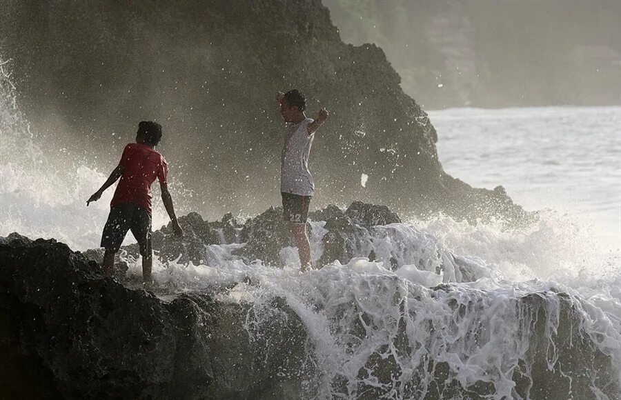 Кипит волна. Красивые фото мужчина на скалах и на море Бриз. Мужчина стоит на скале и волны бьют о скалы.