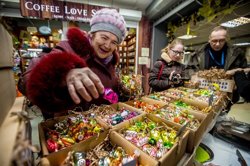 продукты в магазине на новый год. украшение продуктового магазина к новому году. продукты в магазине на новый год. супермаркет новый год. украшение магазина на новый год.