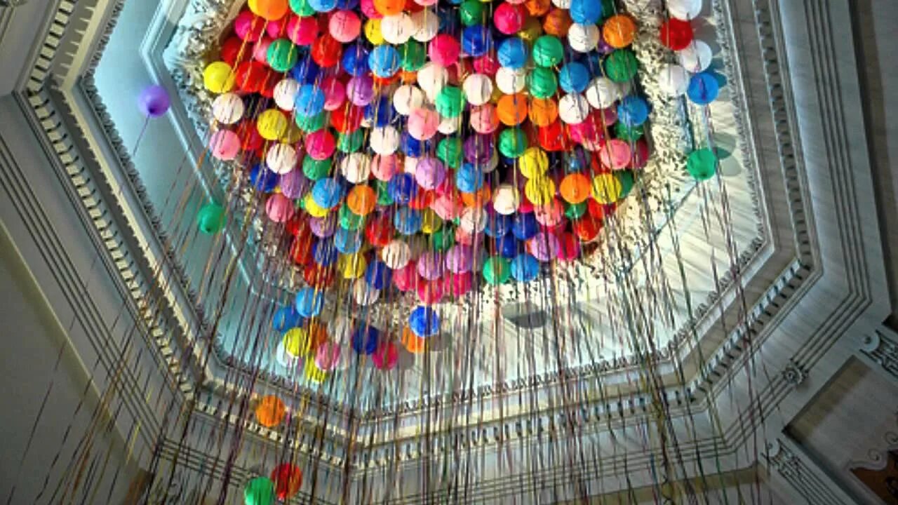 Шары много денег. Воздушные шары. Украшение потолка воздушными шарами. Украшение разноцветными шарами. Шарики под потолок.