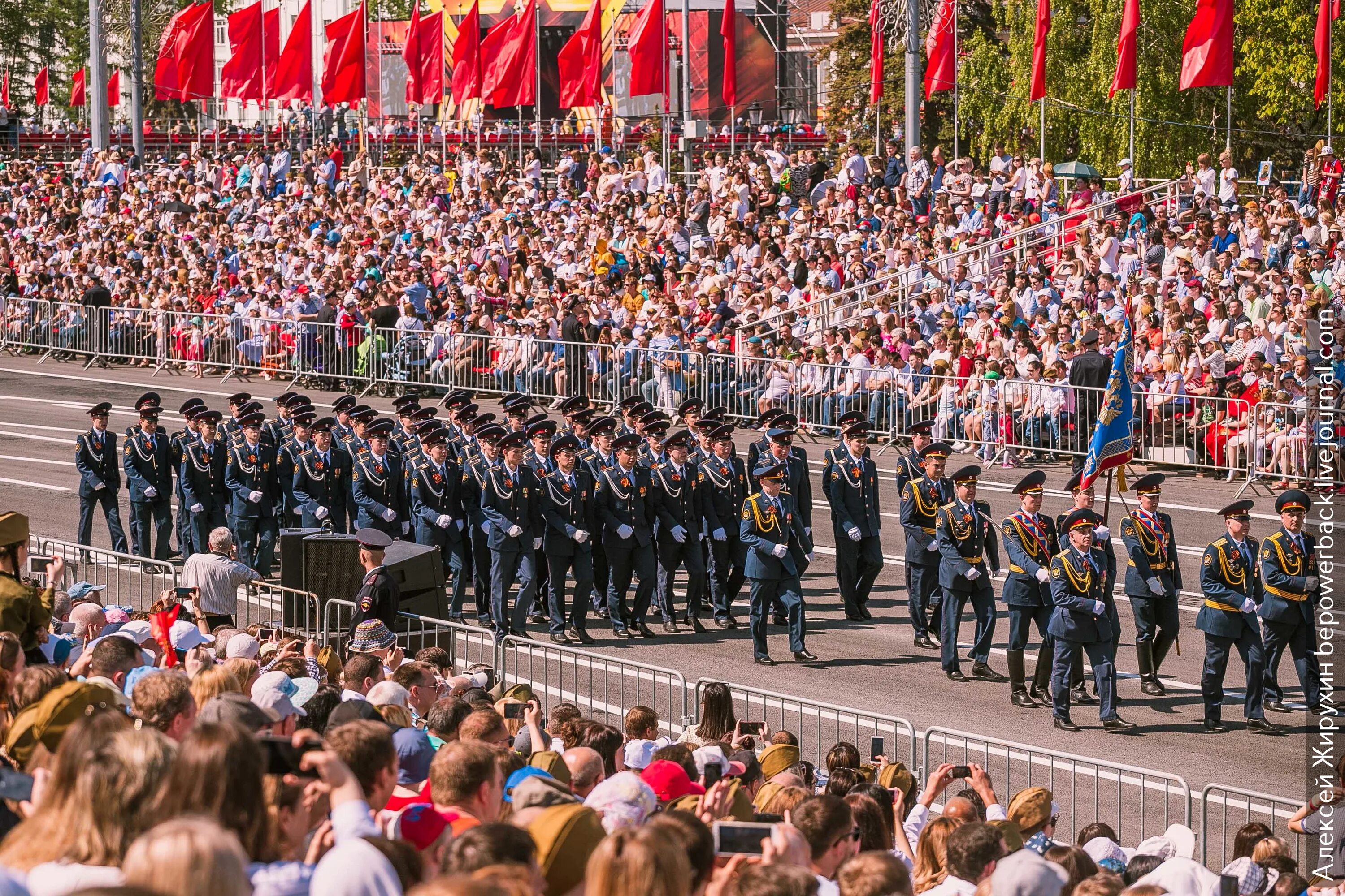 Фотографии победы россии. Парад 9 мая. День Победы парад. 9 Мая парад Победы. Дети на параде Победы.